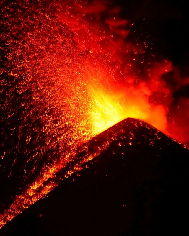 ¿Te atreverías a dormir frente a un volcán activo? 🌋🔥  ¡Nosotros definitivamente, sí! Hace un tiempo hicimos el trekking que conduce al Volcán del Fuego y Acatenango, y fue una de las mejores experiencias que hemos vivido.  La forma más común de llegar al Volcán del Fuego es a través de un tour organizado desde Antigua, Guatemala 🇬🇹, el tour incluye alojamiento en el campamento base en Acatenango, comida, guía local y todas las comodidades posibles.  Este es uno de los volcanes más activos del mundo… y puedes verlo en erupción 😱🌋
desde el campamento base en el Volcán Acatenango (a 3.600 m), se tiene una vista privilegiada de las explosiones nocturnas del Fuego. Un verdadero espectáculo natural.  🚀 Opcional: al igual que nosotros, puedes hacer el hike extra hasta el filo del Volcán de Fuego y acercarte lo más posible a sus impresionantes erupciones. Una experiencia intensa e inolvidable.  Si quieres leer cómo es la ruta completa, cuándo ir, y algunos consejos para el trekking, ingresa a travelgrafia.co y encuentra la guía acerca de este destino.  Y si quieres saber cuál fue el plan que nosotros hicimos personalmente, escribenos al DM para enviartelo!